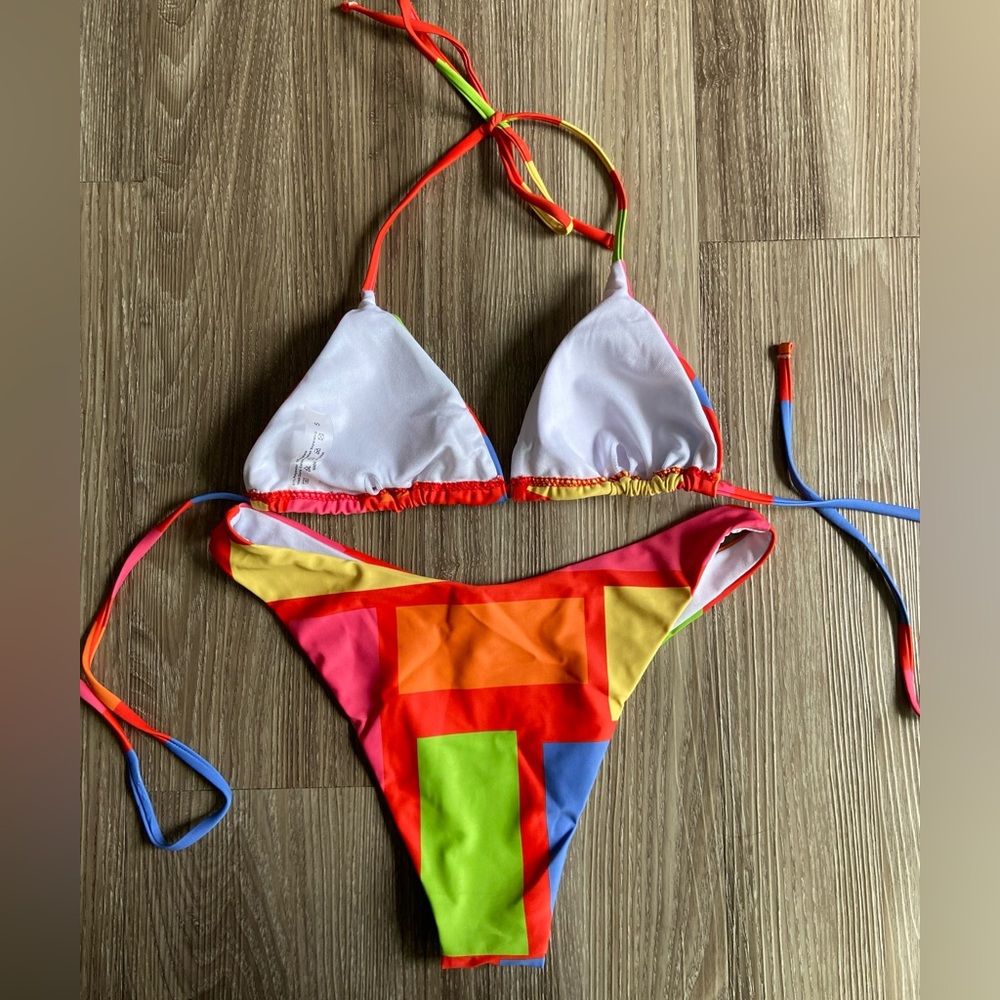 Bikini - Picture 2 of 3
